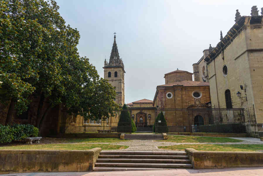 Oviedo 025 - jardines de los Reyes Caudillos.jpg